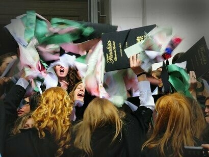 Queima das Fitas (festa tradicional em que os estudantes celebram o fim do ano letivo, em maio) em Lisboa, Portugal. Será uma tentativa de aliviar a tensão do mercado de trabalho, tendo em conta a quantidade cada vez maior de pessoas com formações académicas e a escassez de trabalho qualificado no país?