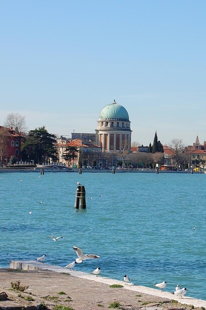 Situato a pochi minuti dal caos turistico di Venezia, il Lido offre un rifugio di pace e relax, con piste ciclabili, ampie spiagge e una vista mozzafiato sulla laguna veneziana