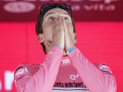 Bob Jungels con la sua prima maglia rosa