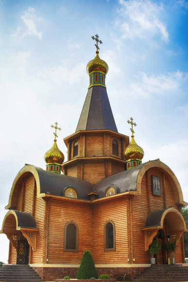 Al entrar te invade una sensación de irrealidad. Todo es muy cercano y a la vez distinto a los templos católicos a los que estamos habituados. Altea Hills, entre Alicante y Valencia, España