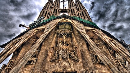 La Sagrada Familia de Barcelona bajo un manto de nubes