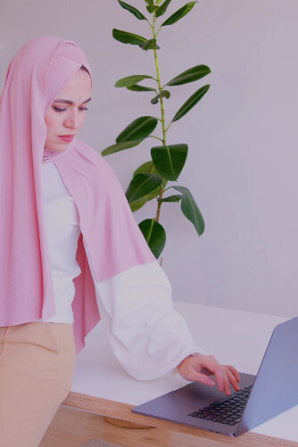 With each keystroke, she explores the nuances of Apple’s recent innovations, contemplating whether they still lead the way or are simply refining the past