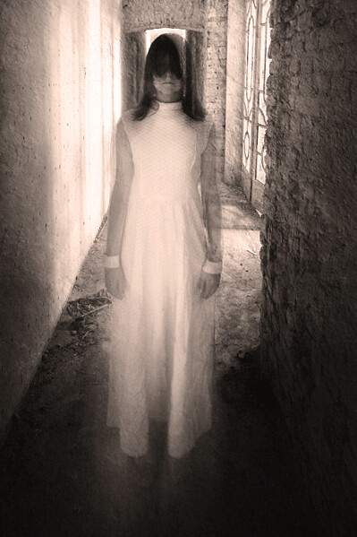 Detrás de mí, sentí una presencia