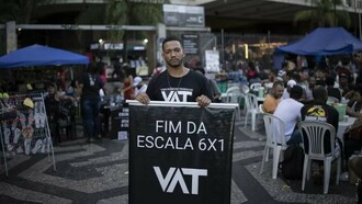 Rick Azevedo (PSOL) idealizador do projeto contra escala 6x1. Em um vídeo viral do Tik Tok no final de 2023, o agora vereador eleito pela cidade do Rio de Janeiro, expressava sua frustação e cansaço com a sua rotina como balconista, onde atuava na escala 6x1. Após a repercussão do vídeo, Rick percebeu que a realidade dele não era diferente da maioria dos trabalhadores e com apoio de muitos outros brasileiros que compartilham destes mesmos ideais, fundou um movimento conhecido como VAT – Vida Além do Trabalho