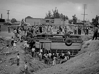 Enrique Metinides; Autobús volcado, México