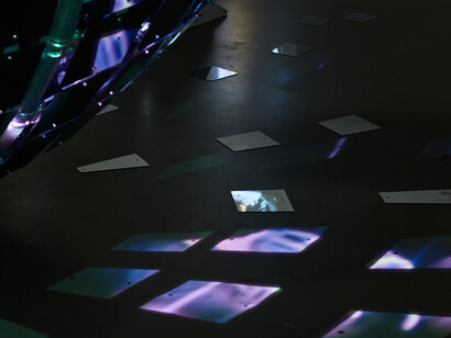 New Wolincheonganggigok, 2018, Stainless Steel Supermirror comprising of 1,000 individual pieces, 310×120cm. Courtesy of the artist and the Korean Cultural Centre UK