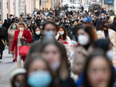 Persone che camminano per la città durante la pandemica del Covid-19