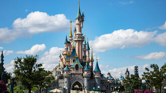 Disneyland, Paris, França. O castelo da Bela Adormecida é o primeiro que se apresenta