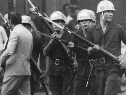 Militares reprimem manifestação estudantil no Rio de Janeiro. Como observaram Marx e Engels, “as ideias da classe dominante são, em cada época, as ideias dominantes”. No Brasil, grandes empresários e latifundiários ajudaram a sustentar o regime militar. Ainda assim, a repressão só aumentou a mobilização social
