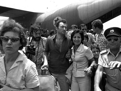 Los rehenes una rescatados a su llegada a israel