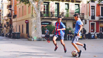 Bambini che giocano a pallone