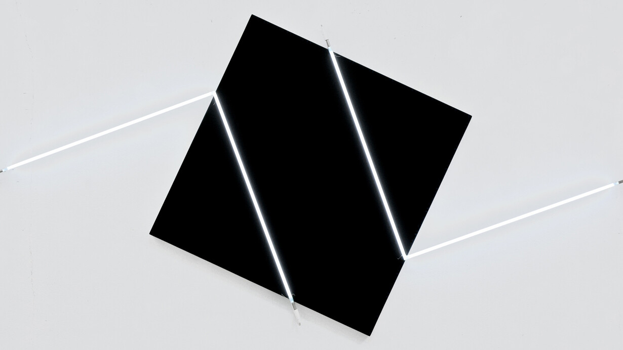 François Morellet, Contresens n°1, 2014 Acrilico su tela su legno e neon bianco, 133x274 cm Courtesy A arte Invernizzi, Milano