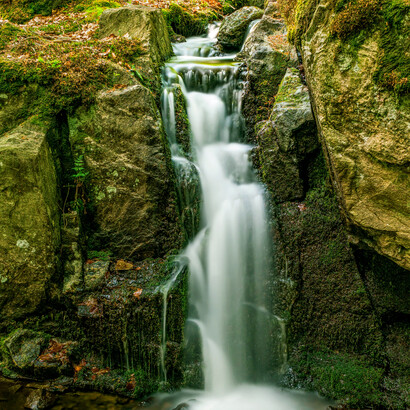 Cachoeira. Na natureza encontramos as flores, paisagens, cascatas, florestas, animais, cores etc