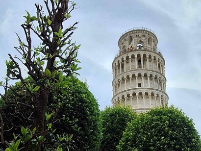 La Torre di Pisa, Italia. Il campanile del Duomo realizzato per contenere le campane con cui scandire le ore e gli eventi pastorali, ancora oggi viene scambiato dai turisti per una torre a se stante, per niente legata con ciò che ha intorno