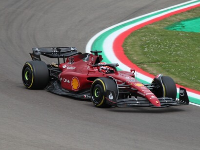 Nel 2019, Leclerc è stato promosso a pilota ufficiale della Ferrari. Uno dei momenti più significativi è stata la sua prima vittoria in Formula 1 al Gran Premio del Belgio a Spa-Francorchamps. Questa vittoria arrivò dopo la tragica morte del suo caro amico Anthoine Hubert, avvenuta il giorno precedente in una gara di Formula 2. Fu un weekend emotivamente intenso per Leclerc, ma la vittoria rappresentò il culmine del suo talento