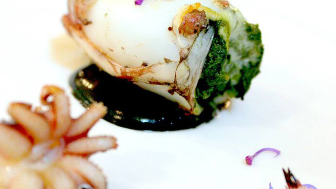 Seppioline ripiene di cicoriette selvatiche e caciotta leccese con maionesi di alici al nero di seppia. Foto di Fabrizio Gaeta