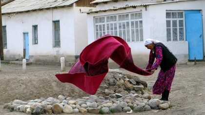 La pratica quotidiana della pulizia dei tappeti lungo la Pamir Highway