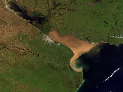 Estuario del Rio de la Plata, formado por los ríos Paraná y Uruguay,  a lo largo de su curso,  drenan grandes cantidades de sedimentos, que luego se vierten al estuario junto con agua dulce, Argentina