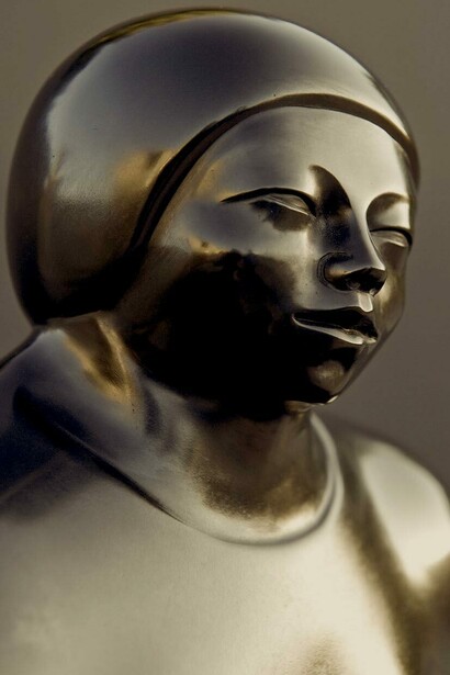 Los rostros carecen de drama, parecen congelados en el tiempo sin nada que comunicar  
