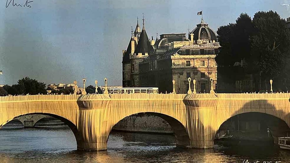 Christo and Jeanne-Claude, Le pont-Neuf empaqueté, Paris. Courtesy of Turner Carroll