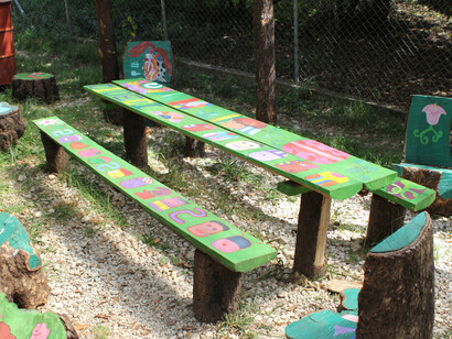 Tavoli e sedie dipinte al CIDECI