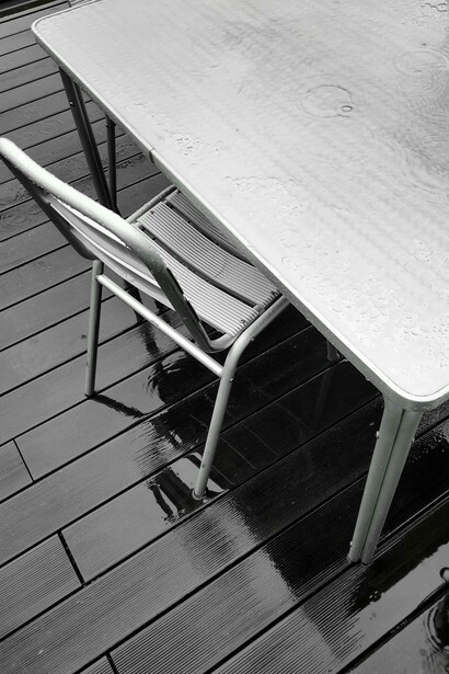 Una mesa y una silla de un café, vacíos. Por la falta de clientes, muchos bares argentinos deben cerrar