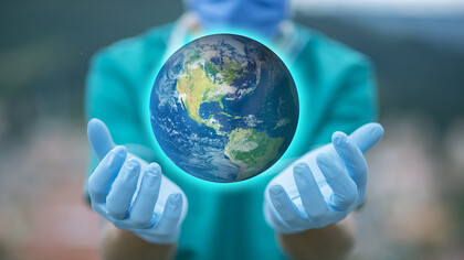 Sector salud. Las manos de un médico protegen el mundo