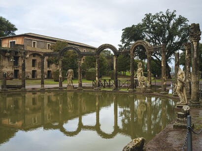 Villa Adriana, Tivoli, Italia. Il luogo più suggestivo è una vasca, il "Canopo", dal nome di un canale che collegava l'omonima città, in Egitto, con il Nilo