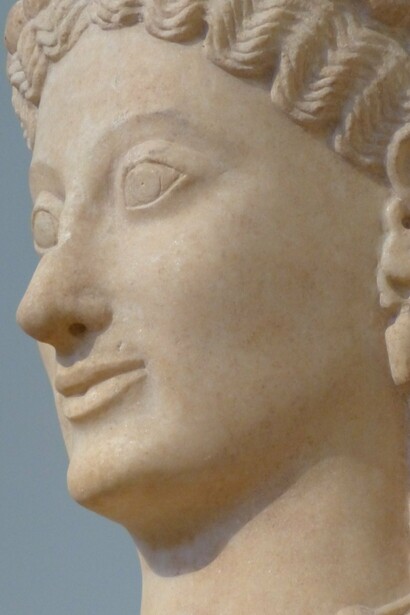 "Kore de Frasiclea", mármol, Aristión de Paros, 550-540 a.C.