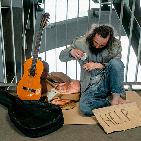 Homem em situação de rua. Fiz dele a minha casa: velha, humilde, sem luz, sem água, sem aquecimento, sem eletricidade, é apenas um teto, mas é o mais próximo do que eu posso chamar “casa”