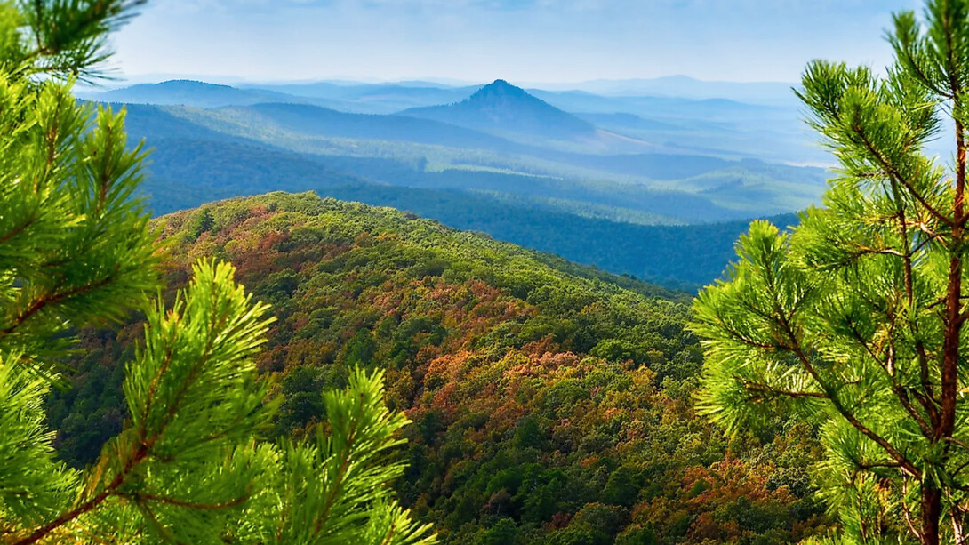 The Ouachita Mountains is where the Board Camp Crystal Mine is located, about 360 kilometers east to west from central Arkansas to southeastern Oklahoma, USA