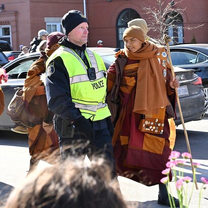 Attraverso la lentezza del passo, la meditazione e la presenza corporea, i monaci trasformano il movimento in un atto politico e spirituale, capace di opporsi alla logica della guerra senza usare la forza. Foto di G. Edward Johnson