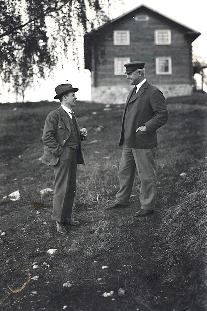 Sculptor Hannes Autere and Gösta Serlachius at Huhkojärvi on 1930’s, Serlachius photo collection. Courtesy of Serlachius Museum