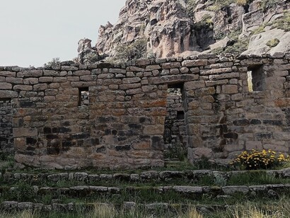 Muros de piedra en T’aqrachullo, investigados por nativos peruanos 