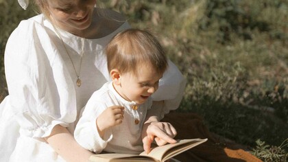 Descubra o poder transformador das histórias infantis no desenvolvimento das crianças. Da empatia à criatividade, a leitura fortalece laços emocionais e promove o aprendizado integral
