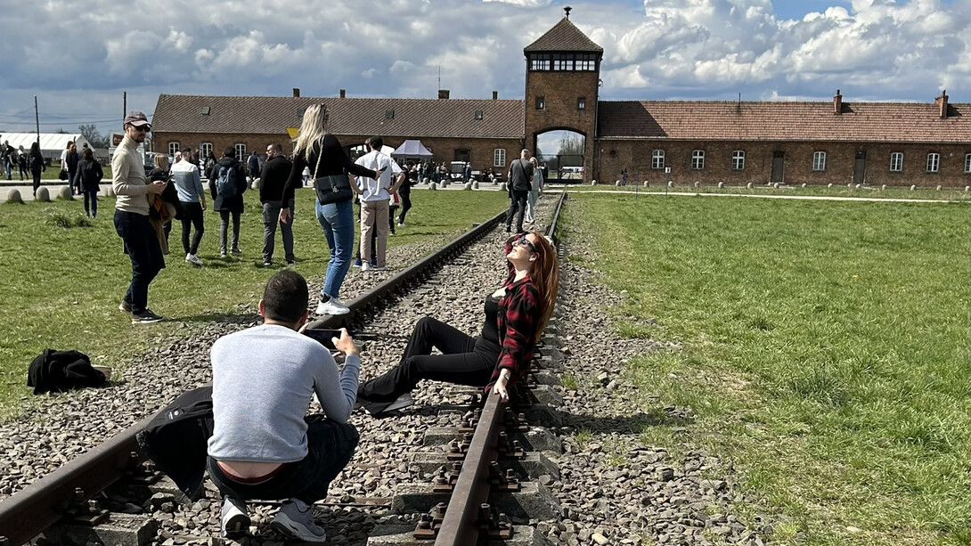 Camp d'Auschwitz. Concernant le site d’Auschwitz l’assimilation au « Dark Tourisme » est plus dérangeante © Maria/Twitter
