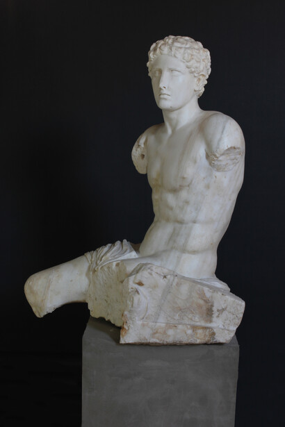 Statua di Trittolemo,
Marmo pentelico, I-II sec. d.C.,
Santa Maria Capua Vetere, Museo Archeologico Antica Capua,
Laboratorio fotografico Museo Antica Capua – Ortensio Fabozzi
