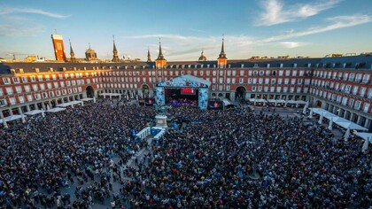 Con los sonidos de ‘La movida’, la electrónica más ecléctica-banda sonora,  en la víspera de San Isidro. Una tarde-noche llena de música y color para unas fiestas que congregan cada día a miles de personas
