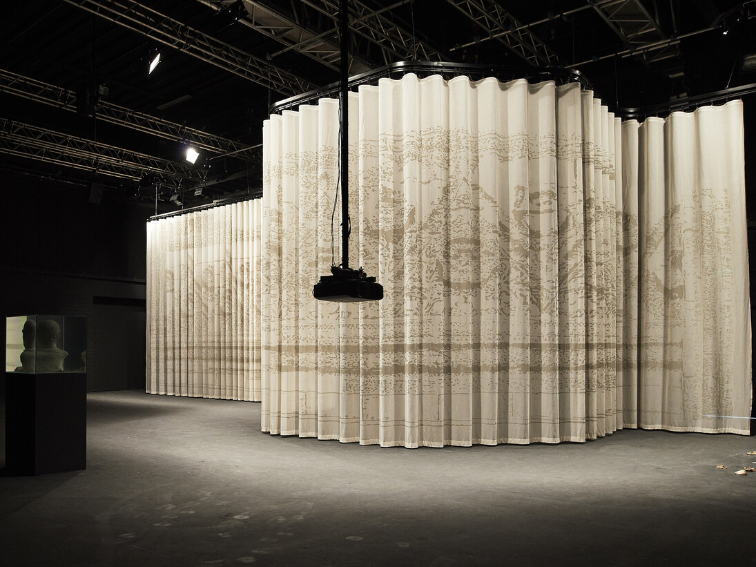 Project Arts Centre, Stéphane Béna
Hanly, Length of a Legacy (Alexander
Parkes), 2015, Mariana Castillo Deball
Mschatta-Fassade, 2014, exhibition
view (Space Upstairs)