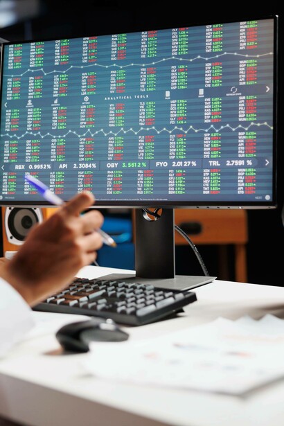 Schermo di un computer con dati e grafici che illustrano l'andamento del mercato azionario