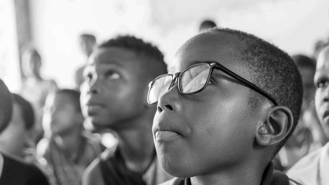 A reorganização do sector cultural em cada Governo é constante em Moçambique, mesmo que as razões destas mudanças sejam ainda desconhecidas. Aliás, não muitos claras. E esta instabilidade institucional tem repercutido negativamente no andamento da gestão das instituições culturais estatais do país, devendo adaptar-se a cada momento a uma nova estrutura do executivo. “O sector da cultura parece não ter ainda conquistado um estatuto político suficientemente forte para se estabilizar na orgânica dos diferentes governos”, tal como afirma o jornalista Tomás Vieira Mário