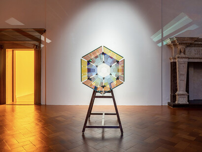 Olafur Eliasson, Colour spectrum kaleidoscope, firefly double polyhedron sphere experiment, sala 9, Palazzo Strozzi, Firenze. Photo credit: ©Ela Bialkowska OKNO Studio