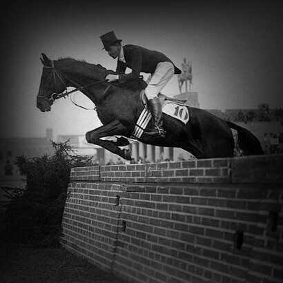 Deutsches Stadion - 1913 - Reitsport Wettbewerb, Reiter mit Pferd beim springen, im Hintergrund die Schwimm-Bahn-Tribüne mit einem der Reiterstatuen