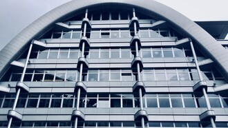 L'architecte britannique Nicholas Grimshaw a été chargé des travaux de construction de la « Ludwig Erhard Haus », célèbre immeuble du quartier huppé de Charlottenburg