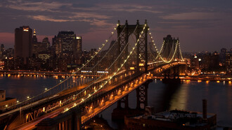 El puente de Brooklyn al anochecer, NY, EE. UU.