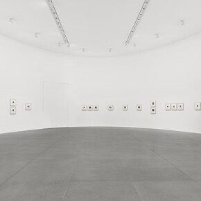 Francesca Woodman, Lately I find a sliver of mirror is simply to slice an eyelid, vista della mostra. Cortesia di Gagosian