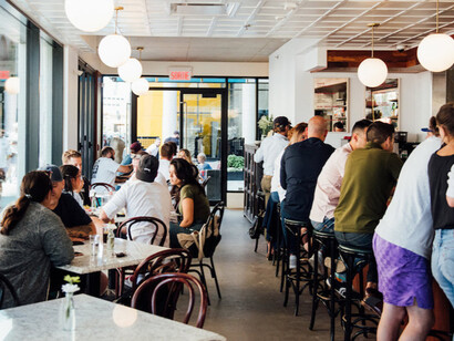 Mano Figa offers an authentic Italian vibe: cozy, lively. It feels like a proper café in Italy