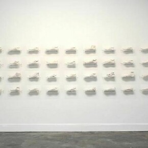Clarissa Tossin, Ladrão de Tênis (Sneaker Thief), 2009. Hydrocal and acrylic shelves. Dimensions variable.