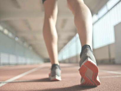 Persona accelera il passo per iniziare a correre: un'altra persona può essere invece riluttante al cambiamento