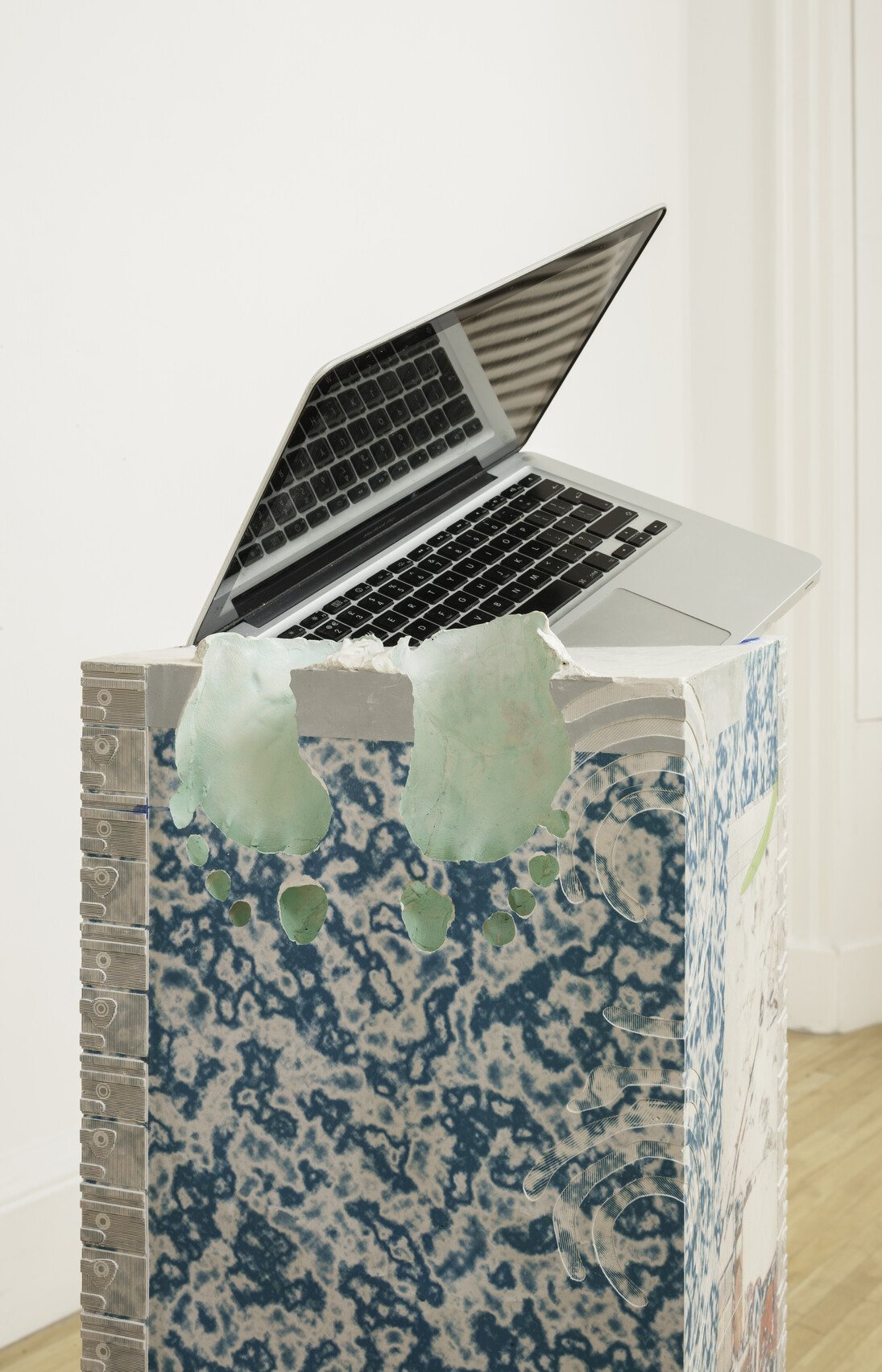 Alex Dordoy, Congsumer (MacBook Pro), 2014.
Courtesy the artist, Zabludowicz Collection and The Modern Institute/Toby Webster LTD., Glasgow.
Photo: Ruth Clark. Detail
